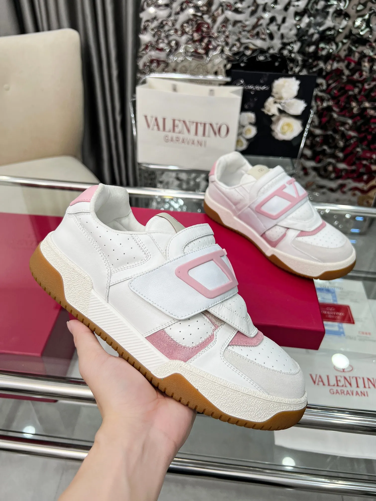 [Valentino] P: 680💰 Couple style, size: women 35-40▪️men 39-44 (customized at 45.46) Valentino 𝑶𝒏𝒆𝑺𝒕𝒖𝒅 Couple sports bread shoe series Valentino 2025 new couple sports shoes are on sale. The original ZP purchase and disassembly. Repeated pattern making and modification. 1:1 restoration! Top luxury masterpiece Velcro design Soft and comfortable imported calfskin brings excellent and elegant texture and excellent foot comfort Top purchasing version upper: imported calfskin surface/original oil edge craftsmanship Lining: water-dyed sheepskin lining Outsole: original development 𝐓𝐏𝐔 two-color combination outsole Packaging: original configuration complete package